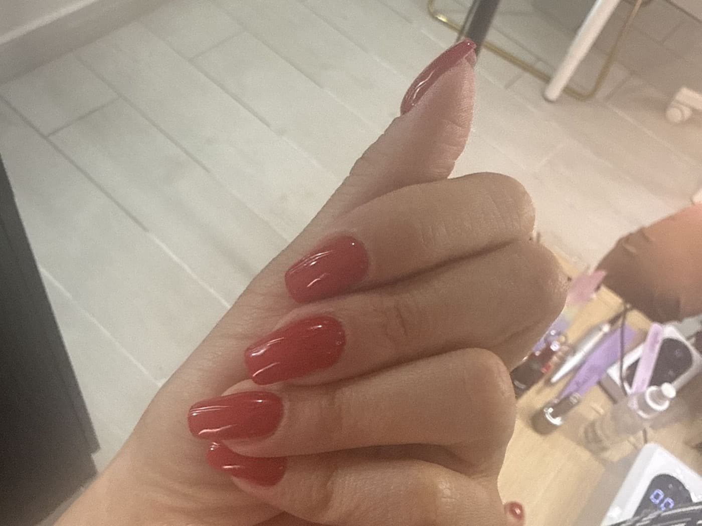 Manicura, pedicura y cejas con hilo