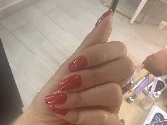 Manicura, pedicura y cejas con hilo